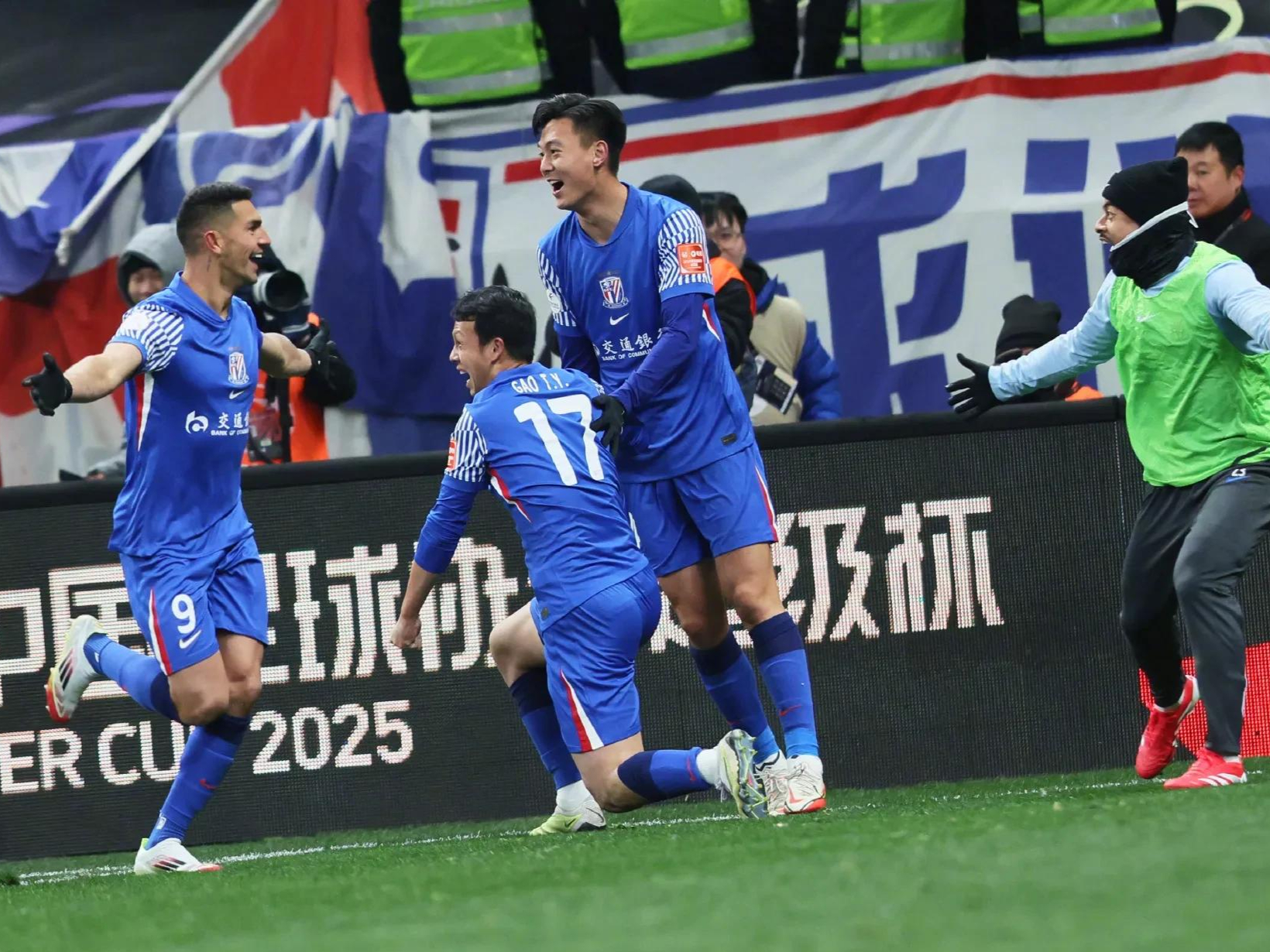 包含今夜突围战来临；上海海港围绕欧冠伤情更新；球迷炸锅；细节决定成败的词条