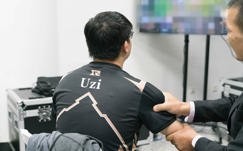 关于刚刚！Uzi与80激战德国队分钟赛前单刀错失引欢呼，杜兰特连续二十场比赛得分超过精彩发挥的信息