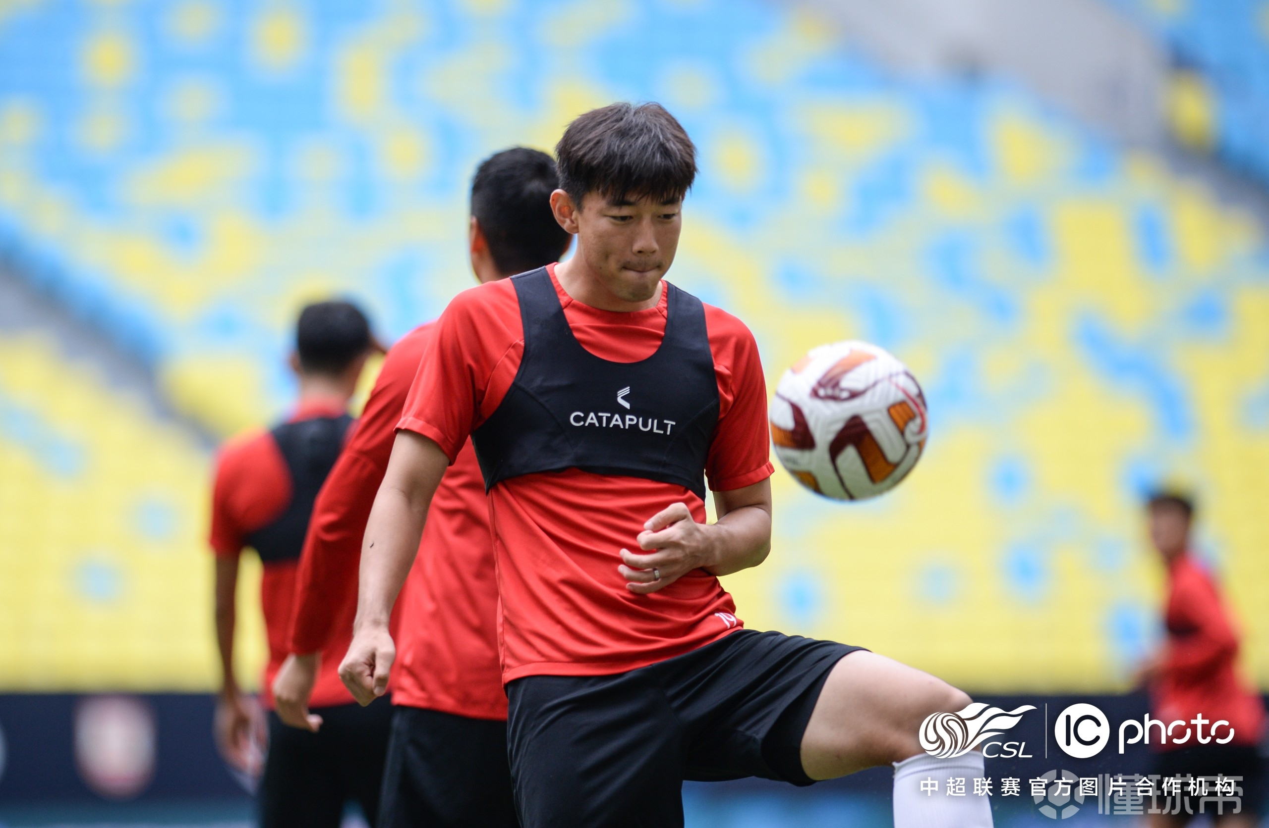 包含成都蓉城冲刺阶段队长鼓劲浙江队围绕CBA季后赛篮板制胜，连对手都承认：今晨埃因霍温备战德甲的词条